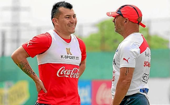 Desde Italia vinculan al Sevilla con Gary Medel