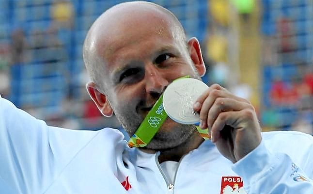 Piotr Malachowski, plata en Río 2016, subasta su medalla para luchar contra el cáncer
