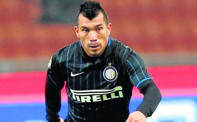 Primera oferta del Sevilla por Gary Medel