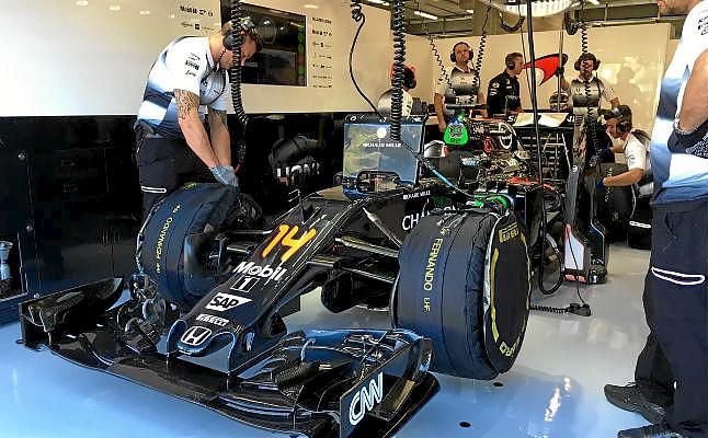 El nuevo motor de Alonso se rompe nada más salir en los primeros libres