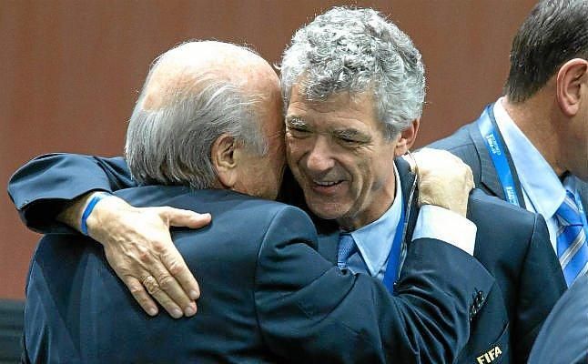 Villar renuncia a la presidencia de la UEFA