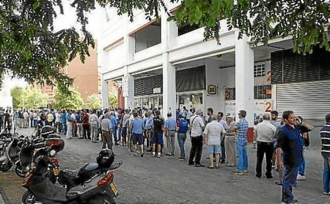 El Sevilla expedienta a 40 abonados por intentar revender sus carnets