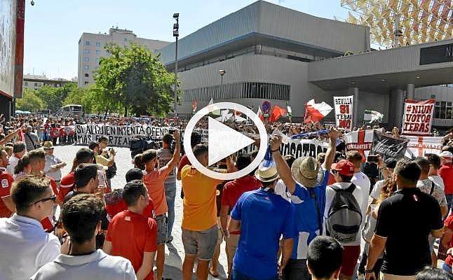 Protesta de las peñas del Sevilla: "Con Tebas o con nosotros"