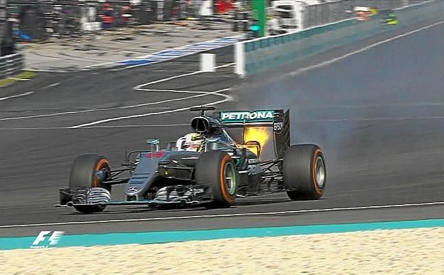 Hamilton rompe y sirve la victoria a Ricciardo; Alonso, séptimo