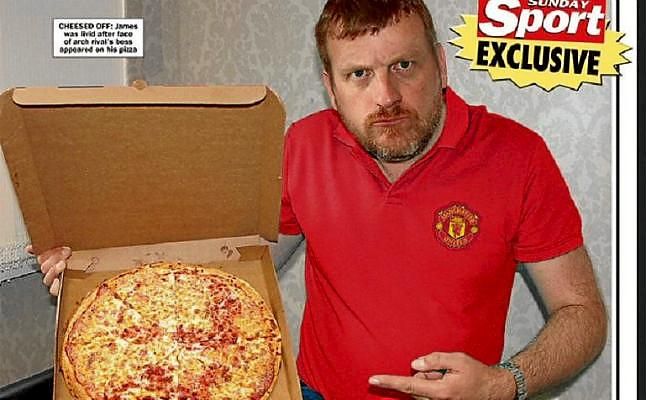 Un hincha del United denuncia a una pizzería tras recibir una pizza con la cara de Guardiola