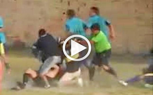 Un árbitro recibe una brutal paliza en Argentina por señalar un penalti