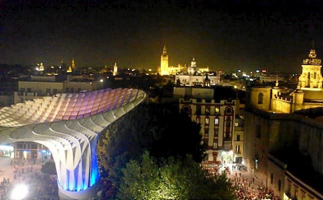 Tussam refuerza el servicio hasta un 50% por la Noche en Blanco y el tranvía estará hasta las 5,00 horas