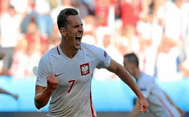 Milik se rompe el ligamento cruzado anterior con Polonia
