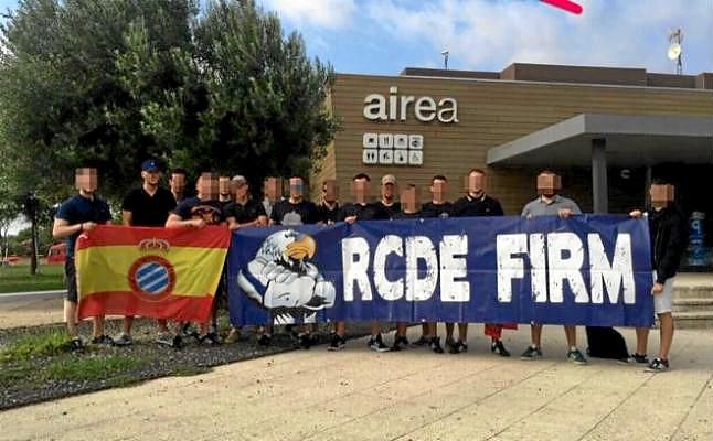 El Espanyol expedienta a varios abonados tras propinar una paliza a un joven en Barcelona