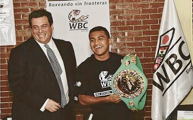 El nicaragüense Román González recibe cinturón de campeón de peso supermosca