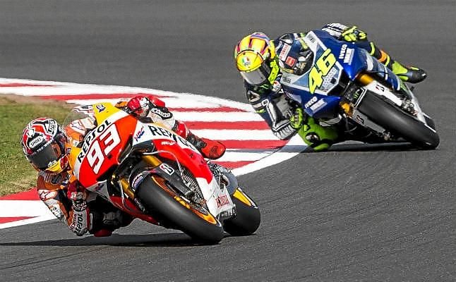 Rossi y Lorenzo sucumben a la presión del pentacampeón Marc Márquez
