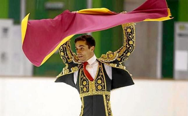 El patinador Javier Fernández, premiado por fomentar la tauromaquia