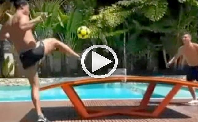 Ronaldinho se exhibe jugando al 'Teqball'