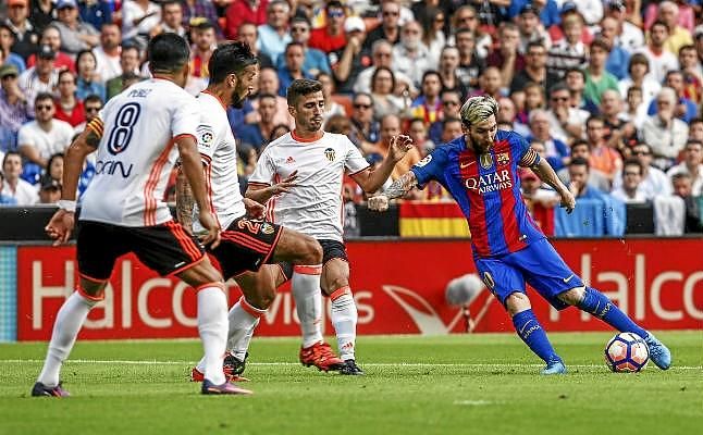 Un penalti en el minuto final da el triunfo al Barça en Mestalla (2-3)