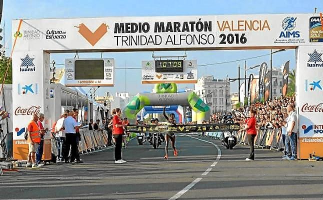 Los kenianos Kibet y Jepchichir se imponen en el medio maratón de Valencia
