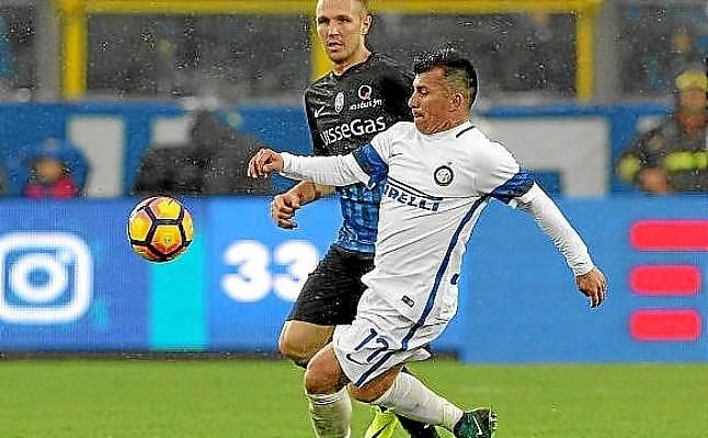 Medel, tres partidos de suspensión con el Inter