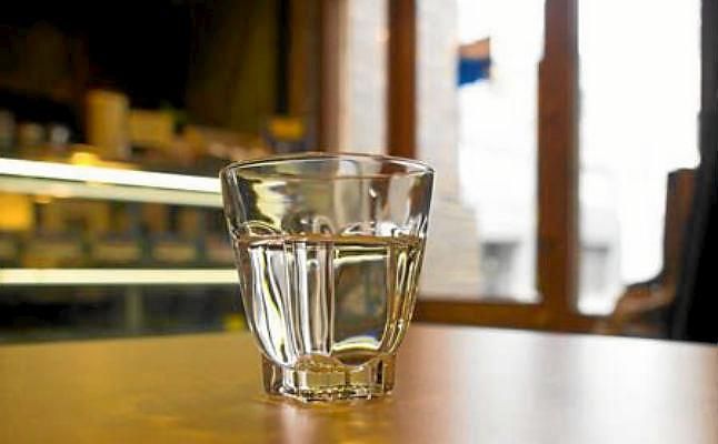 La Junta de Andalucía obliga a bares y restaurantes a ofrecer agua de manera gratuita