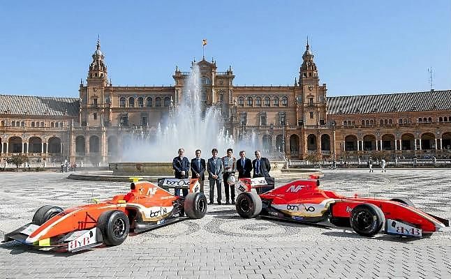 Exhibición de monoplazas de Fórmula V8 3.5 en las calles de Sevilla y Jerez