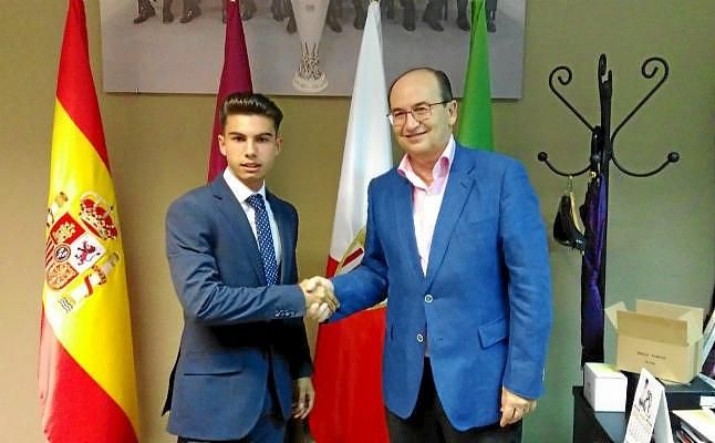 Lara firma su primer contrato profesional con el Sevilla hasta 2019