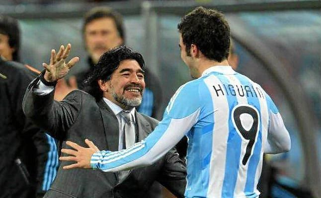 Maradona: "No me importa lo que haga Higuaín, siga por su camino"