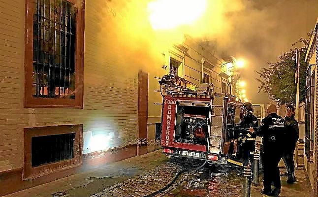 Desalojadas 30 personas en un incendio en la calle Monsalves