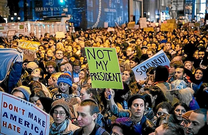 Miles de personas se manifiestan contra Trump en varias ciudades de EEUU