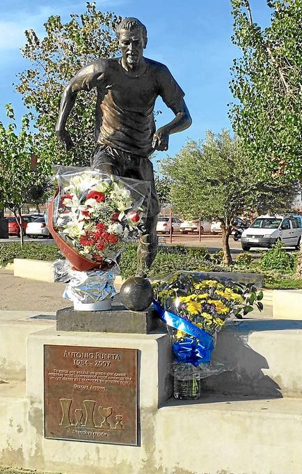 Los ramos de Sevilla y Boca, a los pies de Antonio Puerta