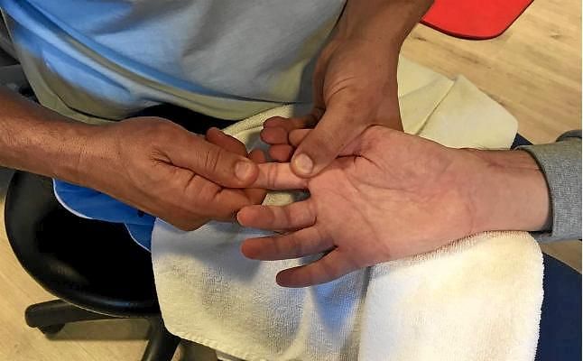 Bruno Hortelano enseña su mano derecha por primera vez desde el accidente