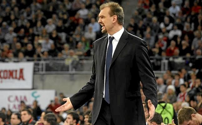 Tabak frente a su mentor, Jota Cuspinera, y su exequipo, Montakit Fuenlabrada