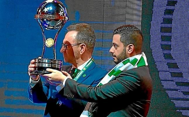 El Chapecoense recibe el trofeo de la Copa Sudamericana en una emotiva ceremonia