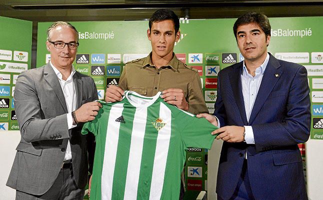Atinar con el central zurdo es urgente en el Betis