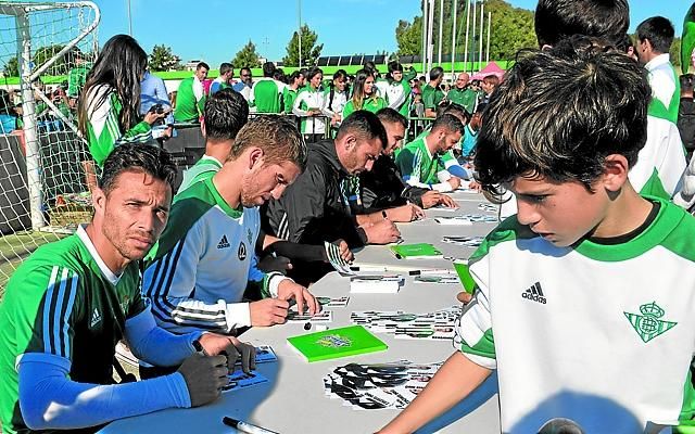 El nuevo protocolo del Betis para la firma de autógrafos