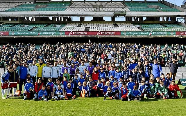 Muchos aficionados, dos canteranos y tres ausencias en la sesión del Betis