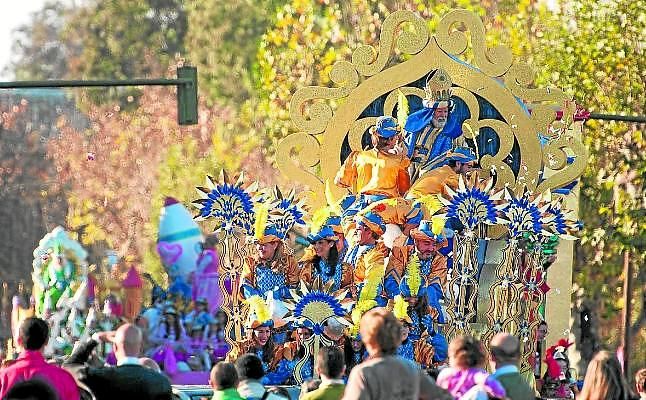 Sevilla celebra con la cabalgata de Reyes el día de la ilusión
