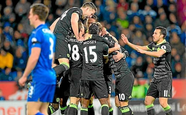 Marcos Alonso y Pedro marcan en la goleada del Chelsea en Leicester (0-3)