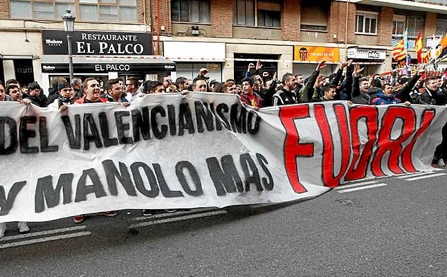 Cerca de un millar de aficionados piden la marcha de Peter Lim