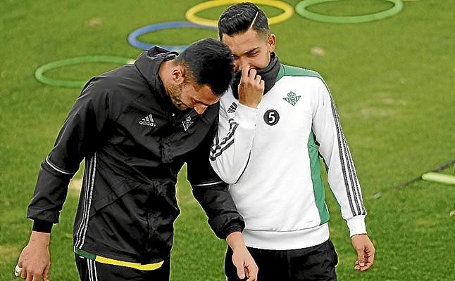 Adán y Petros esperan un gesto