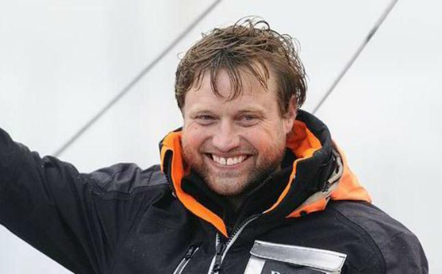 Alex Thomson bate el récord mundial de mayor distancia navegando en solitario en un día