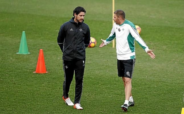 Víctor mece la cuna con mano izquierda