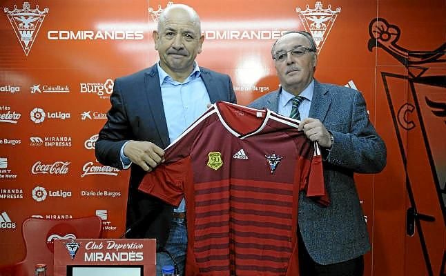 Claudio Barragán, destituido como entrenador del Mirandés tras 42 días en el cargo