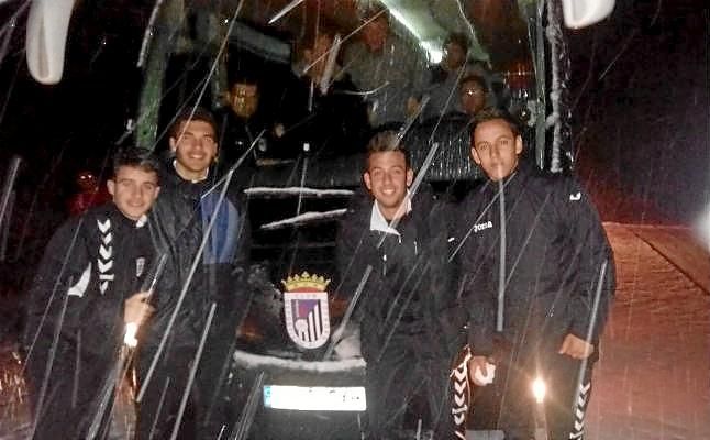 La odisea del Badajoz acaba con un recibimiento con chocolate y churros