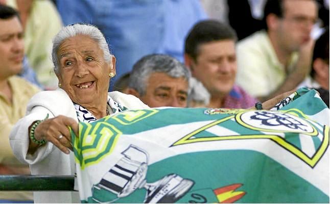 El fútbol sevillano muestra su cariño hacia la 'Abuela del Betis'