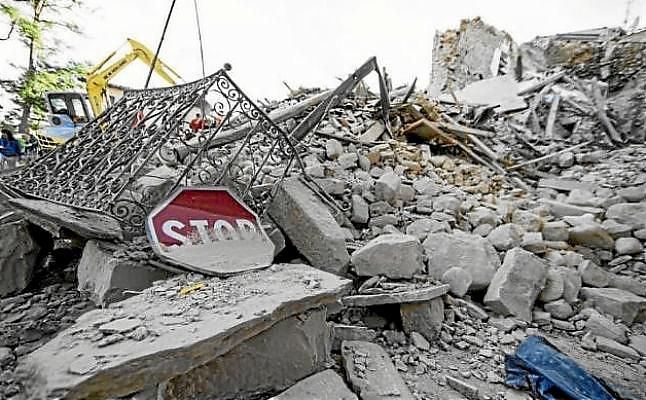 Aparecen los primeros supervivientes tras el terremoto en Italia