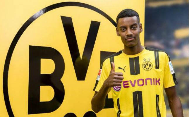 El delantero sueco Alexander Isak, nuevo jugador del Borussia Dortmund