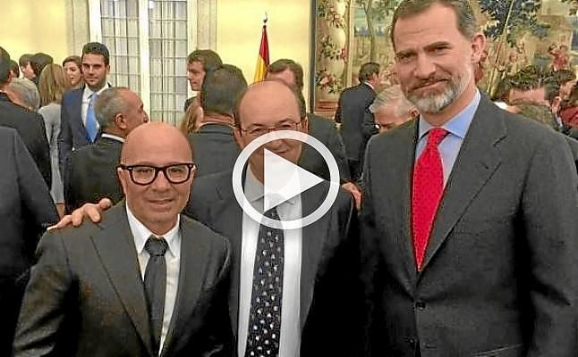 Sampaoli recibe de manos del Rey el Trofeo a la Comunidad Iberoamericana