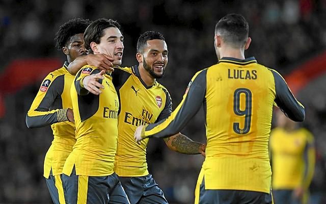 Welbeck y Walcott guían al Arsenal a octavos