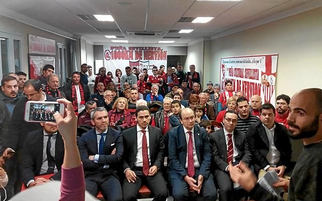 "Eran unos 30 encapuchados, con barras de hierro y porras extensibles"