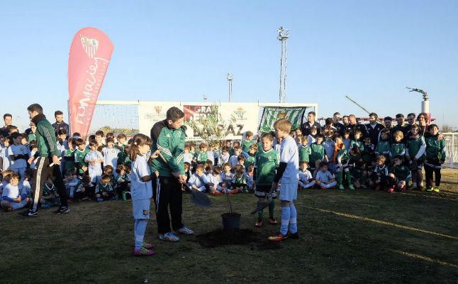Escuelas de Sevilla y Betis celebran unidas el Día Escolar de No Violencia y Paz