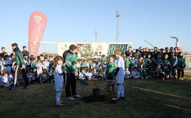 Escuelas de Sevilla y Betis celebran unidas el Día Escolar de No Violencia y Paz