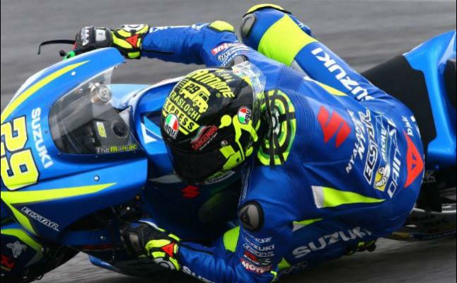 Andrea Iannone manda en la segunda sesión en Sepang